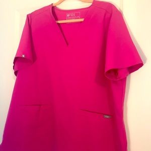 Figs Casma 3 pocket scrub top in pink